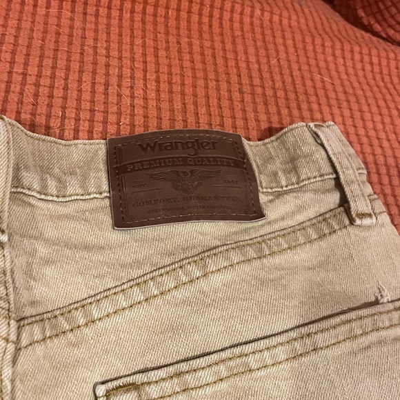 Wrangler 33 x 32 regular tan jeans - Picture 2 of 4